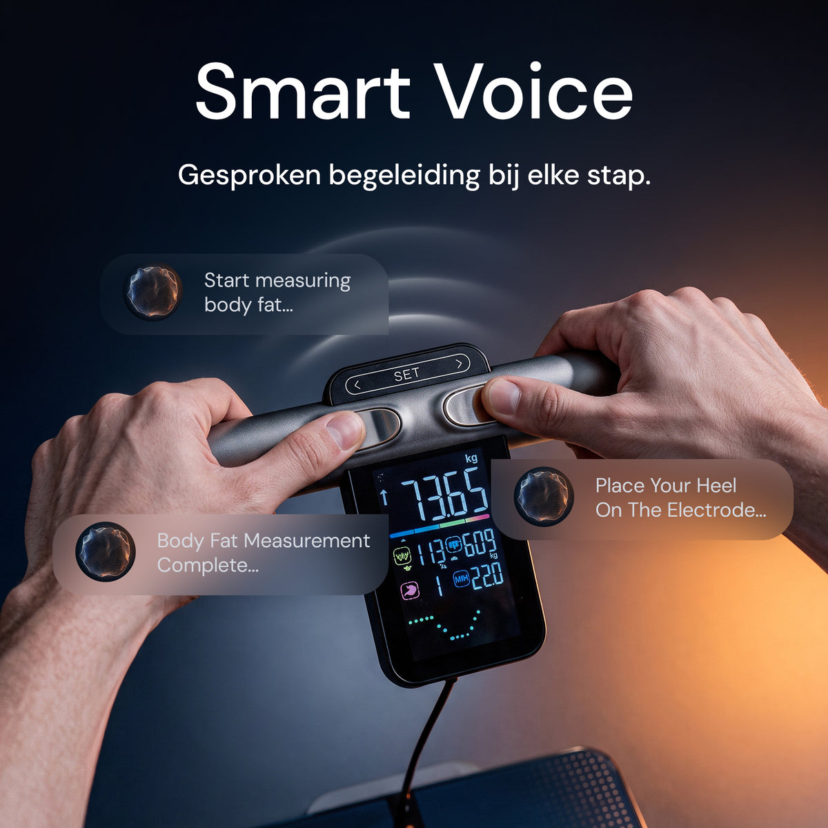 Handen op de meethandgreep van de Ultra Max, met gesproken begeleiding tijdens de meting