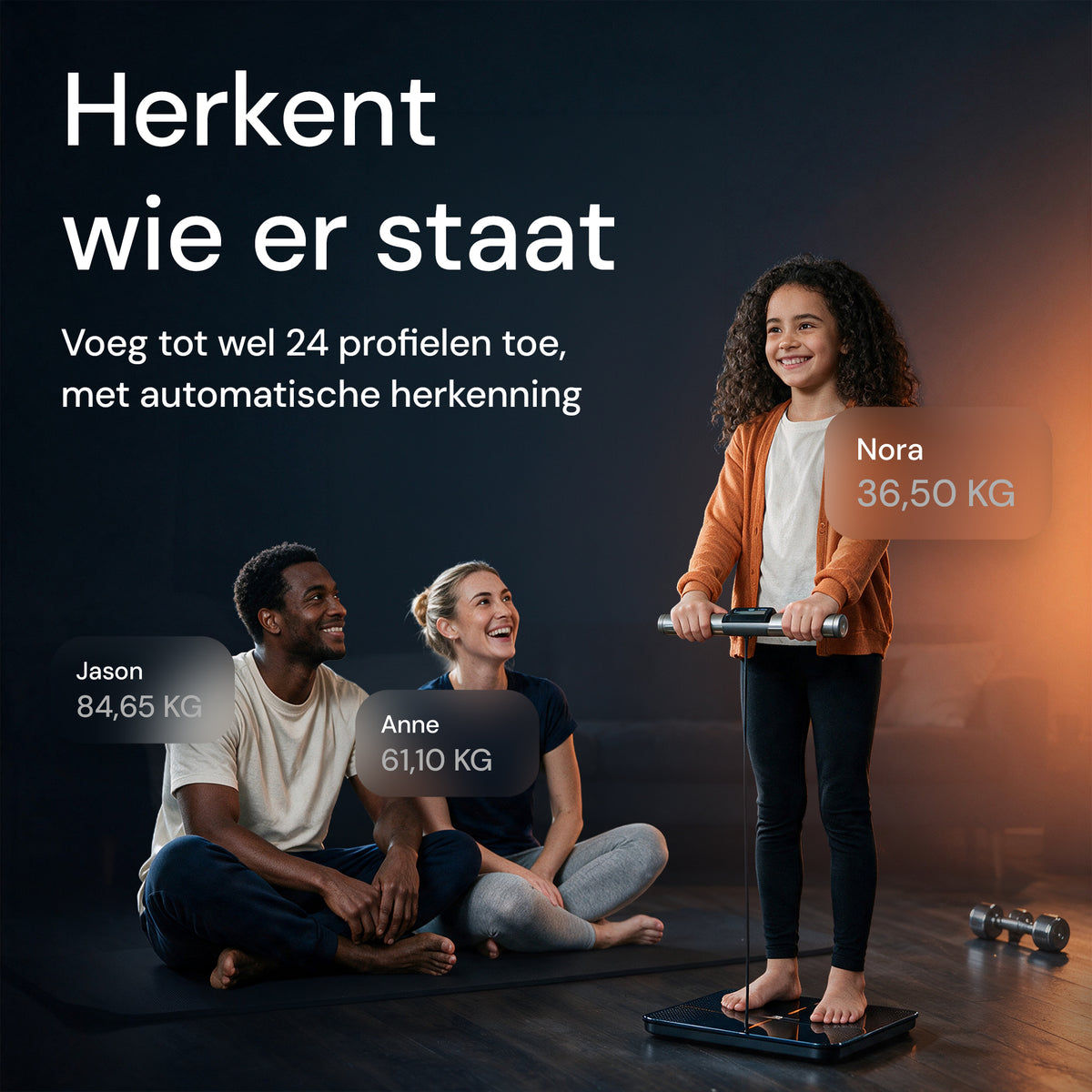 Kind op de Ultra Max terwijl het gezin toekijkt; de weegschaal herkent automatisch wie erop staat