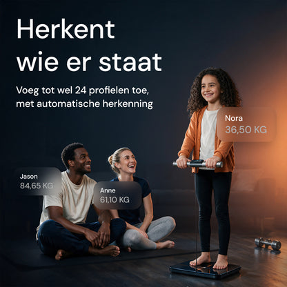 Kind op de Ultra Max terwijl het gezin toekijkt; de weegschaal herkent automatisch wie erop staat