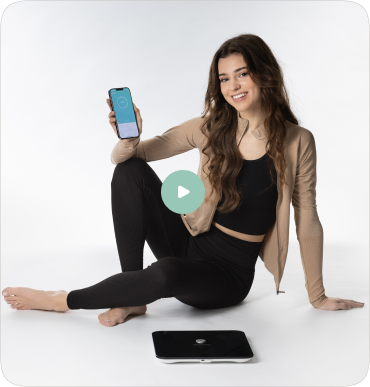 Video laden: Vrouw gebruikt Sacoma smart weegschaal met app voor lichaamsanalyse en gezondheidsmetingen