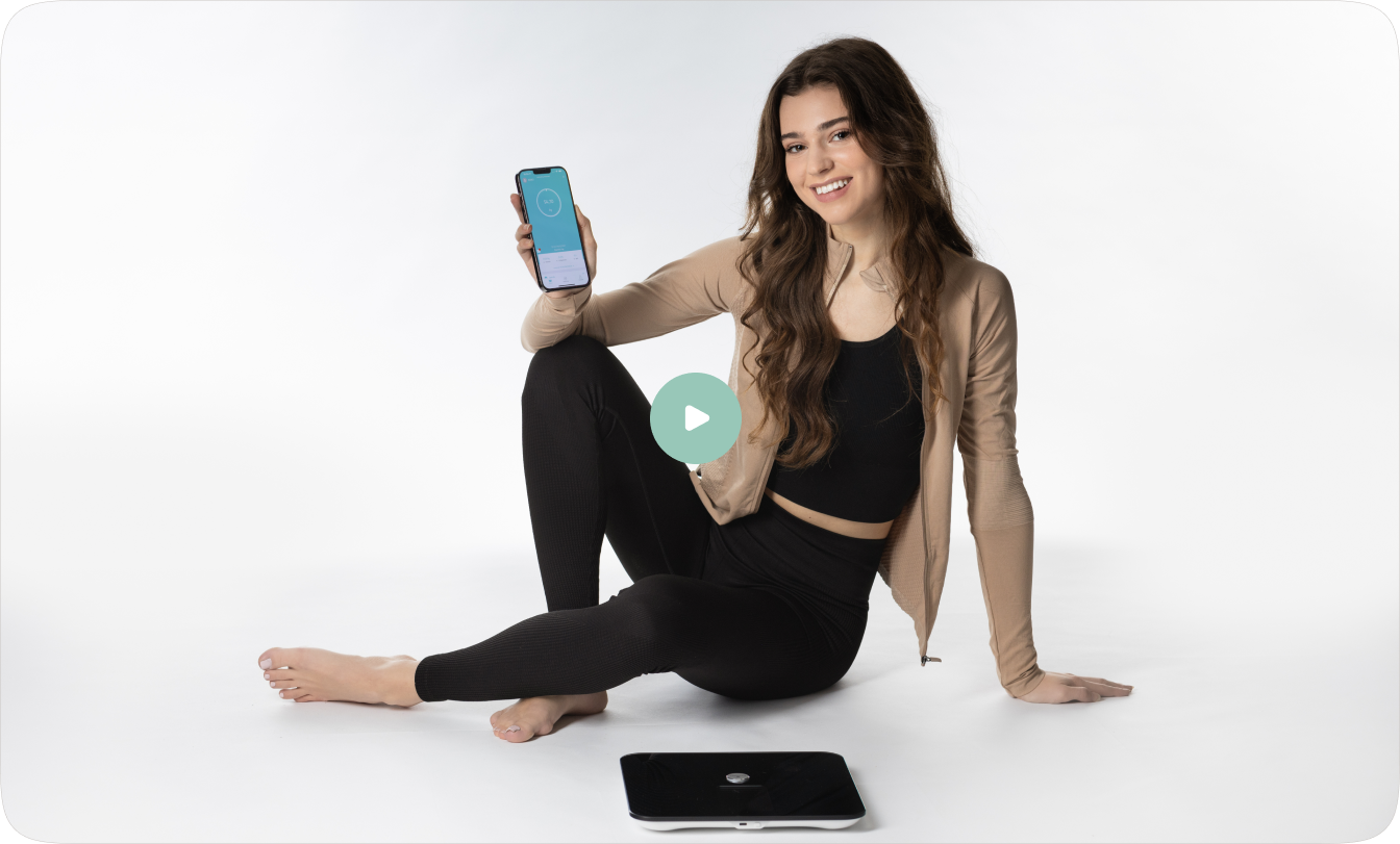 Video laden: Vrouw gebruikt Sacoma smart weegschaal met app voor lichaamsanalyse en gezondheidsmetingen